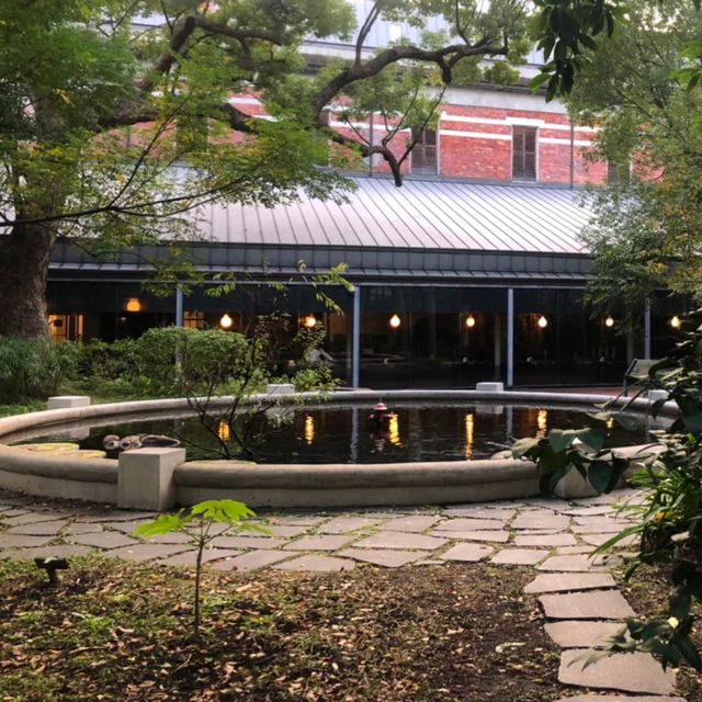 百年古蹟餐廳🌿隱藏台北市區的「森林秘境餐廳」-1915荷造場