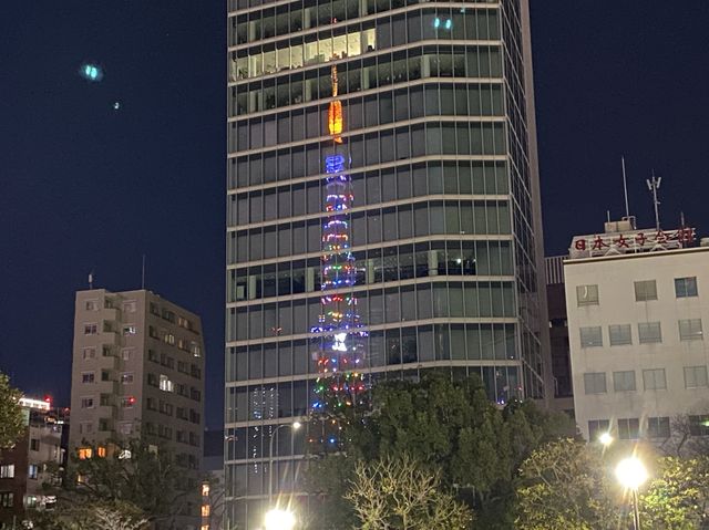 東京・芝公園。「ルイ・ヴィトン × 草間彌生(パンプキン･バルーン)」 インスタレーション。
