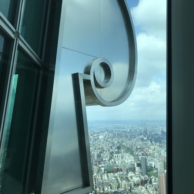 從高處遠眺台北迷你房屋，尋找藏身台北的秘密-101眺望台