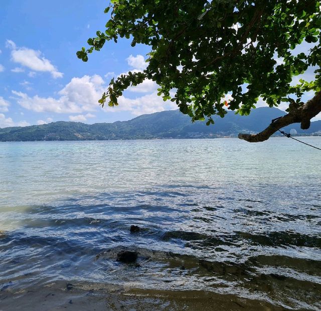 ชายหาดสีขาว เงียบสงบ ไม่ไกลจากป่าตอง