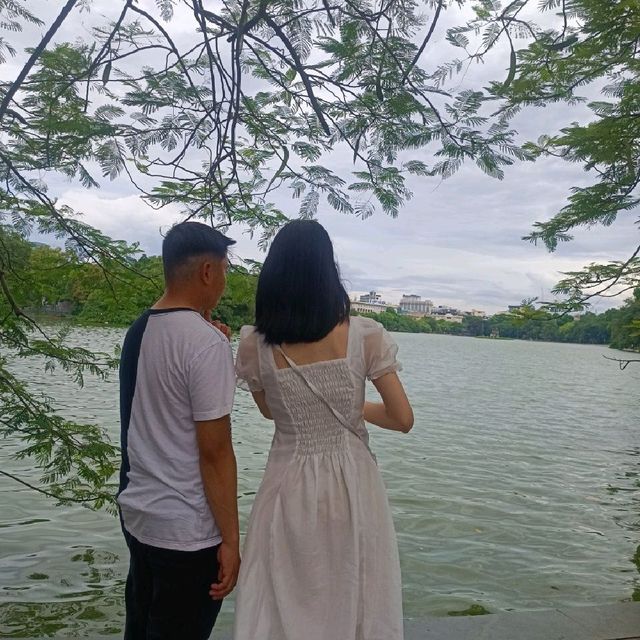 Dạo quanh hồ Hoàn Kiếm