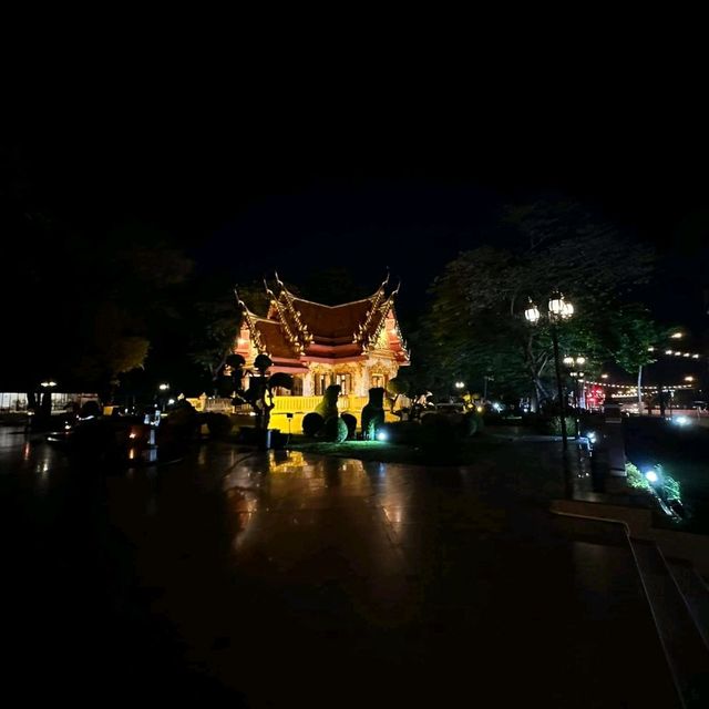 สักการะองค์พระเจ้าตากสินคู่บ้านคู่เมือง