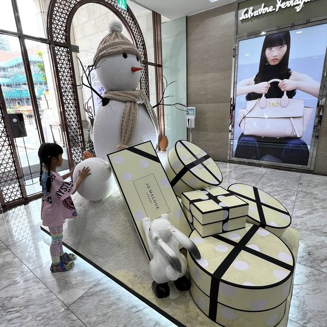 find Xmas deco and shop at Diamond stall