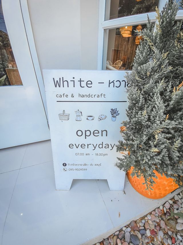 White-หวาย คาเฟ่สไตล์มินิมอล บางแสน