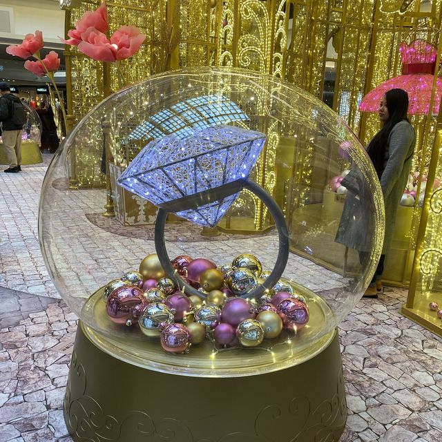 金光閃閃的聖誕燈飾.九龍堂又一城