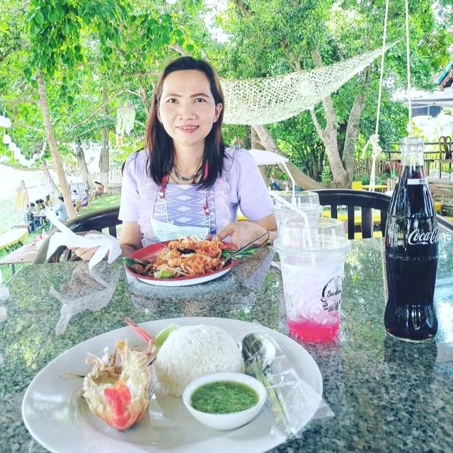 สีดำนมสด คาเฟ่และร้านอาหาร ริมแม่น้ำปราจีน