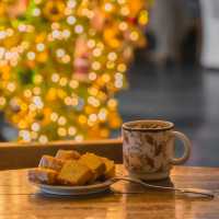 🎄이색적인 거꾸로 트리가 예쁜 연말에가기좋은 카페 [제주, 마마롱]