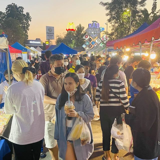 수요일엔 큰 야시장으로 변신 “Kad Farang Village” 수요일엔 큰 야시장으로 변신 “Kad Farang Village”