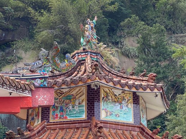 Beautiful temple at the end of a hike 🍂