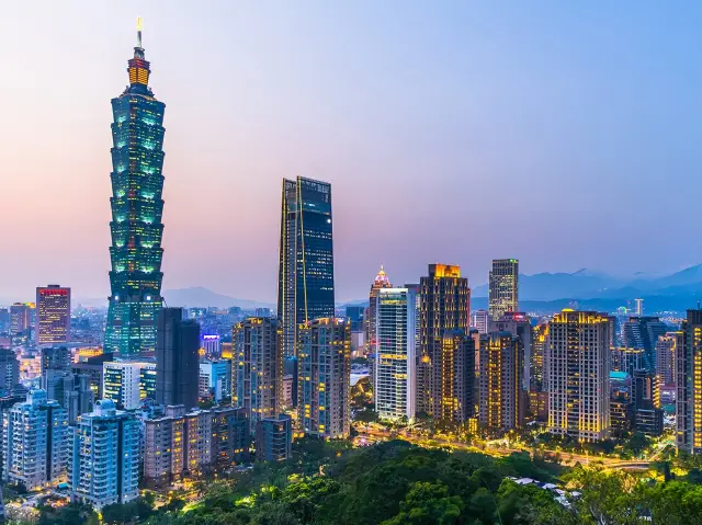 來台北101大樓，藝術風格組合節節高昇的富貴律動，站在巨人肩膀上眺望整個台北市美景，值得來訪。