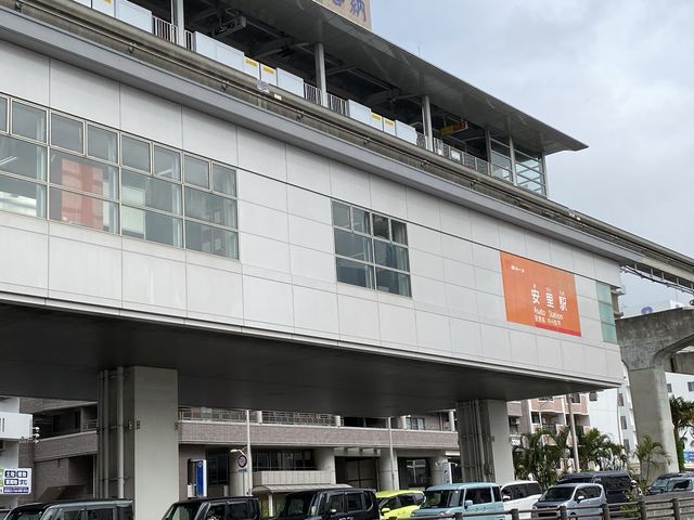 ゆいレール安里駅を降りてすぐ。沖縄の商店街『栄町市場』