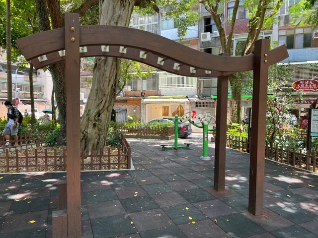 台北大安區的東豐公園 是早晨運動小孩放電的好選擇 許多樹蔭不會很熱