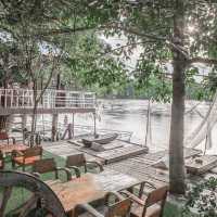 รีสอร์ทเรือนไม้แนววินเทจสุดชิลริมแม่น้ำแม่กลอง