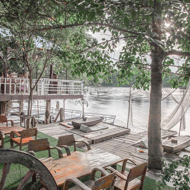รีสอร์ทเรือนไม้แนววินเทจสุดชิลริมแม่น้ำแม่กลอง