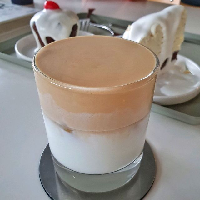 연신내 플럽커피☕ 디저트 밀푀유와 인테리어가 돋보이는 카페