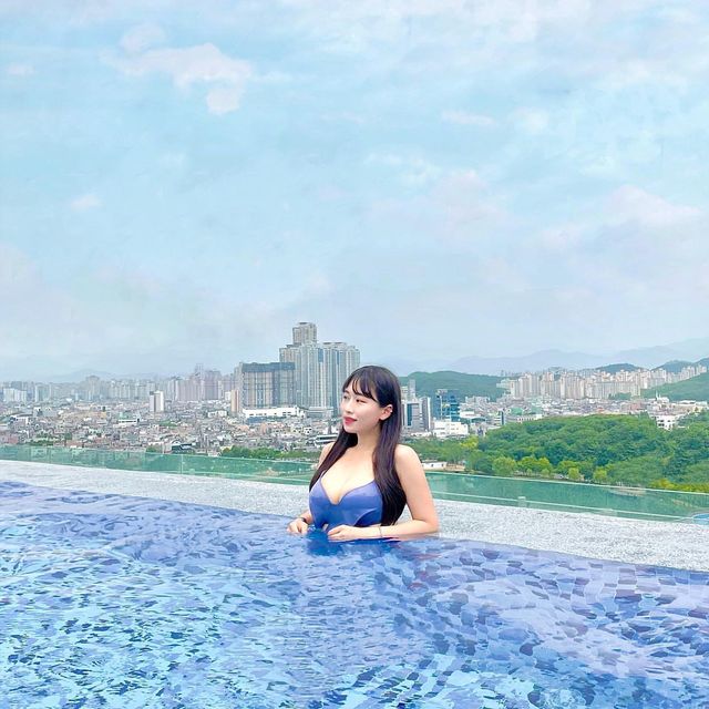 수성못이 내려다 보이는 도심속 루프탑수영장 ‘호텔수성’
