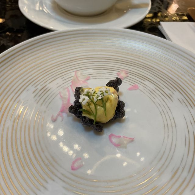 high-tea at the mall 每次行過都比佢哋啲香味吸引咗…. 