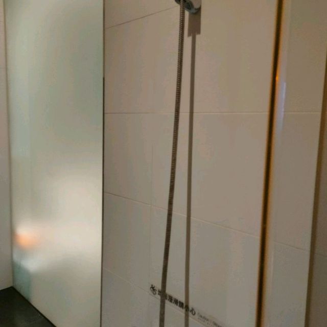 宜蘭礁溪誠闊渡假飯店四人房介紹（浴室拉簾發霉）