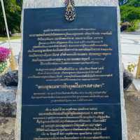 พระพุทธรูปแกะสลักบนหน้าผาหินใหญ่ที่งดงามมาก