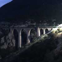 007の映画ロケ地にもなった鉄道橋