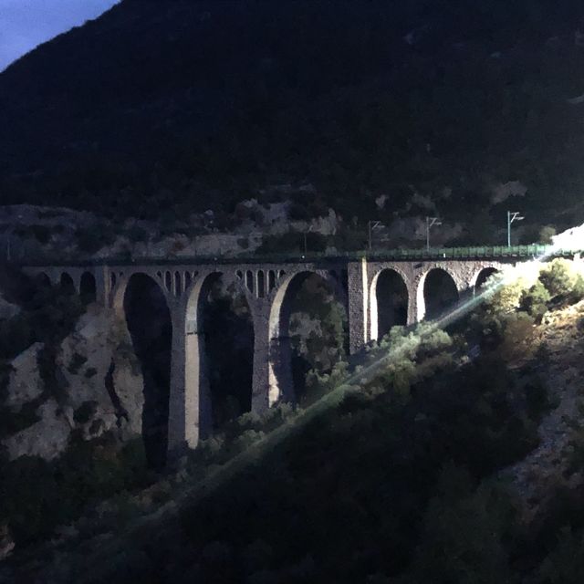 007の映画ロケ地にもなった鉄道橋