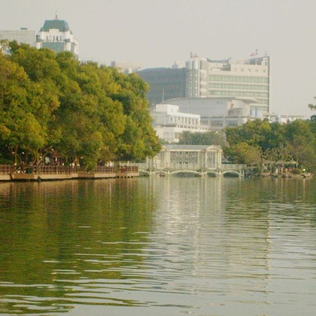 Strolling around lakes and rivers in Guilin