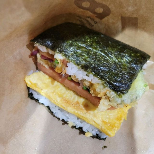 [沖繩國際通人氣早餐店] 豬肉蛋飯團