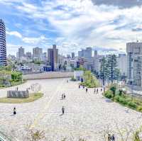 春の新国立競技場の広場