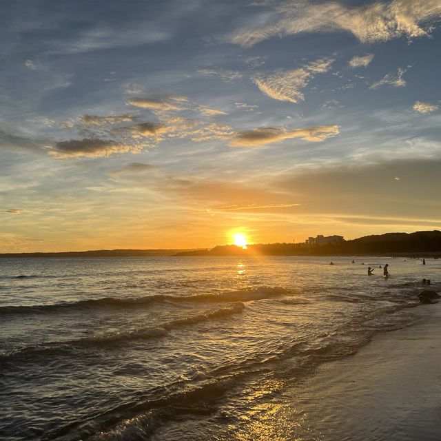 墾丁海水浴場追夕陽，光線好美！沙灘是細沙