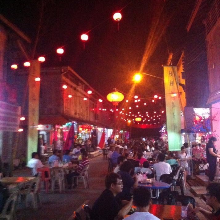 Chợ đêm Sin Yao Wan ở Kuching chỉ mở cửa từ thứ sáu đến chủ nhật. Đây chỉ là một thị trấn yên tĩnh vào buổi sáng. Ngoài ba ngày này, thị trấn cũng nhộn nhịp vào Lễ hội đèn lồng.
