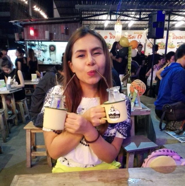 พากินนมในดงร้านเหล้าในเชียงใหม่