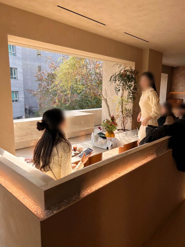 韓国/ソウル【弘大】ベージュの暖かい雰囲気が素敵💗広い一軒家カフェ