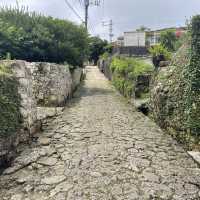 首里城まで続く石畳道をゆっくりと歩く
