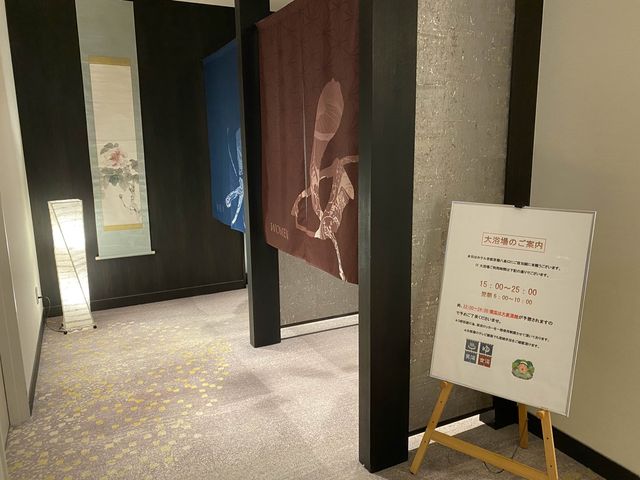 『ホテル京阪 京都八条口』共有スペースとフロント周辺