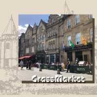 在古老廣場GrassMarket近距離看愛丁堡城堡