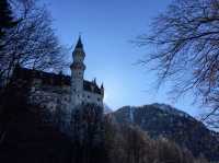 In the fairytale-like Neuschwanstein Castle, admire the fairyland-like snow scenery of the Alps.