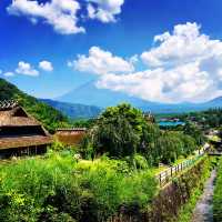 富士の麓にある茅葺屋根の集落