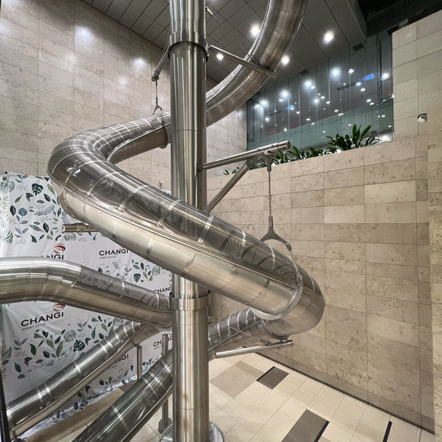 ✈️ Changi Airport tallest slide 