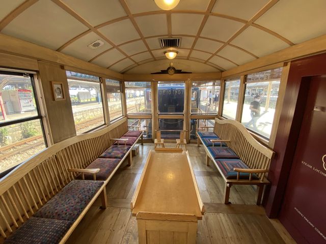 2024年3月頃運転終了。車齢100年越え。日本で最も古い現役の蒸気機関車がけん引する列車『SL人吉』車内