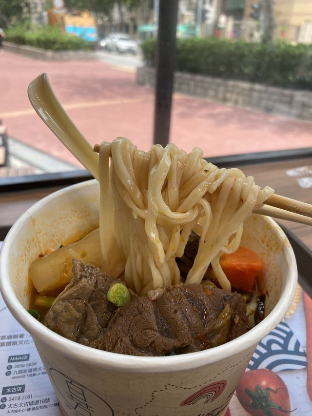 足料台灣便當和牛肉麵 