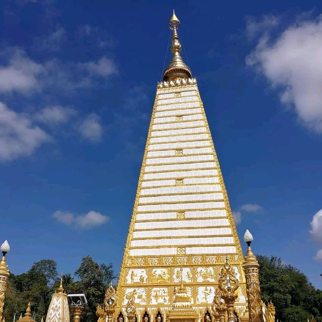 พระธาตุ​องค์สีขาว​ วัดพระธาตุหนองบัว