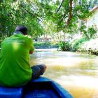 นั่งเรือ ชมถ้ำในเขาหินปูน