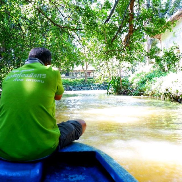 นั่งเรือ ชมถ้ำในเขาหินปูน