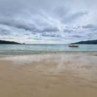 ชายหาดสวย  ทรายขาว น้ำทะเลสีฟ้า