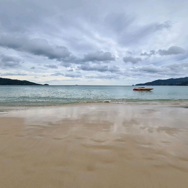ชายหาดสวย  ทรายขาว น้ำทะเลสีฟ้า