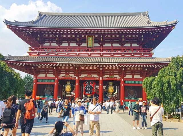 도쿄에서 가장 오래된 사찰 아사쿠사 전통적인 일본의 풍경