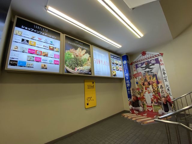 主要交通機関に直結。地下飲食店街『博多うまかもん通り』