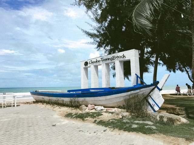 โรงแรมเจ้าหลาวทอแสงบีช ที่พักติดหาดเจ้าหลาว 🌊🌊