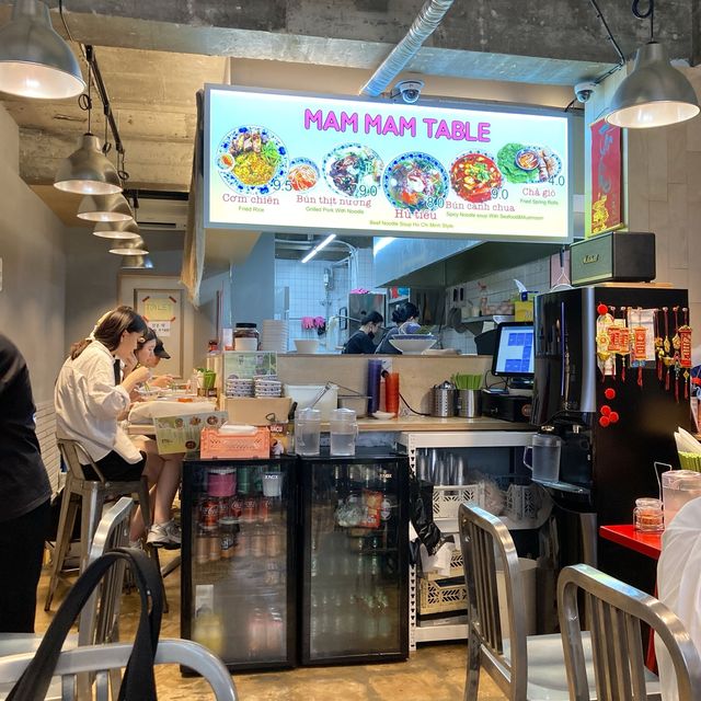 또 먹고싶고 또 생각나는 베트남 쌀국수 맛집 ‘신촌 맘맘테이블’
