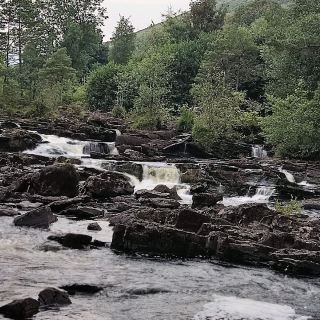The beautiful fall Dochart runs through the small town of Killin in Loch Lomond and Trossachs National park, which is 100 kilometers 1.5 hour drive from Glasgow. The falls can be viewed from the village bridge, today the falls are bracketed by two interesting buildings. One on the north side stands what used to be the Breadalbane Folklore Centre house in what was originally called St Filan's Mill which was built to harness the water in 1840, recently it was home to an art and craft shop. On the south side of the river is the Fall of Dochart inn, which started life as a blacksmith in the late 1800s, then converted to a hotel.